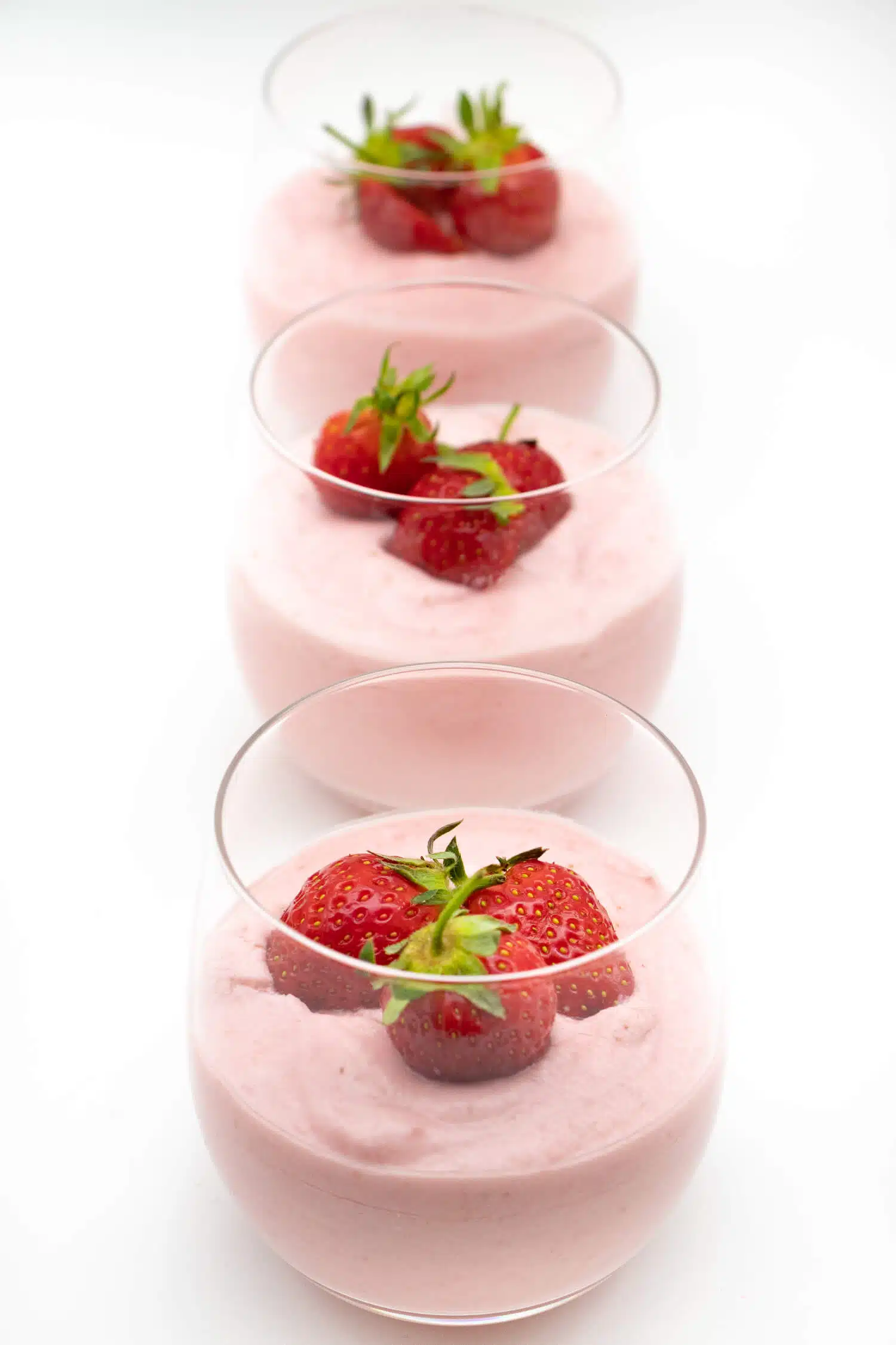 Erdbeermousse Rezept einfach und schnell mit frischen Erdbeeren