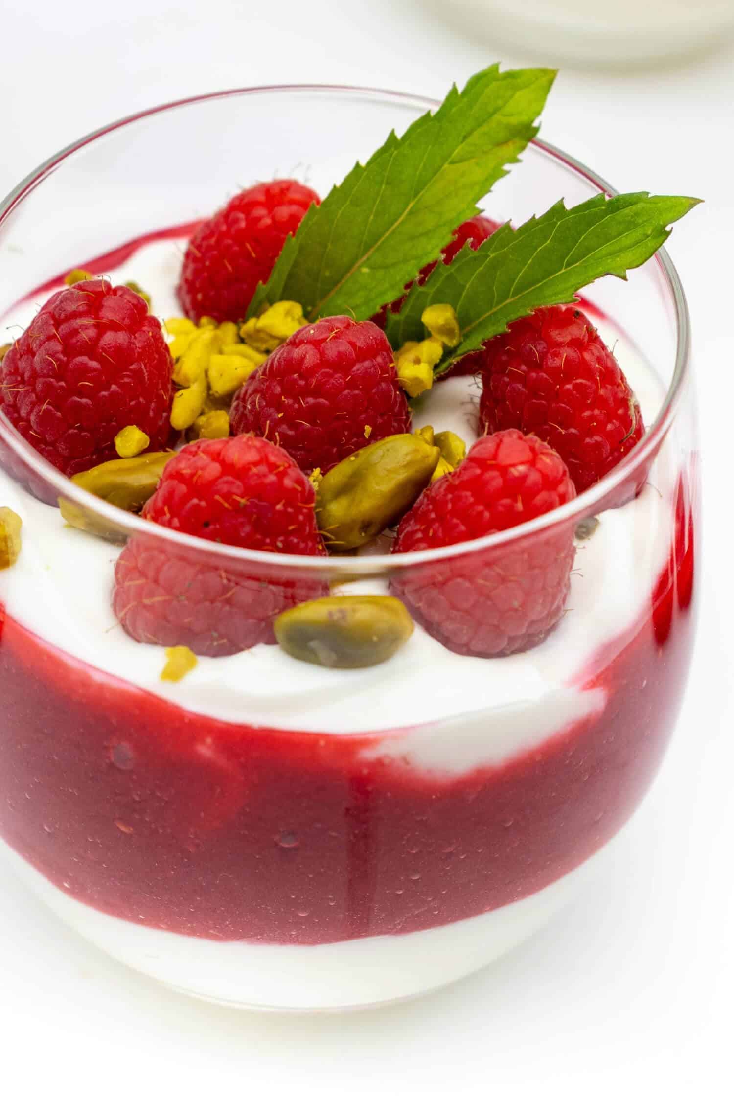 Low Carb Himbeer Skyr Dessert Rezept ohne Zucker