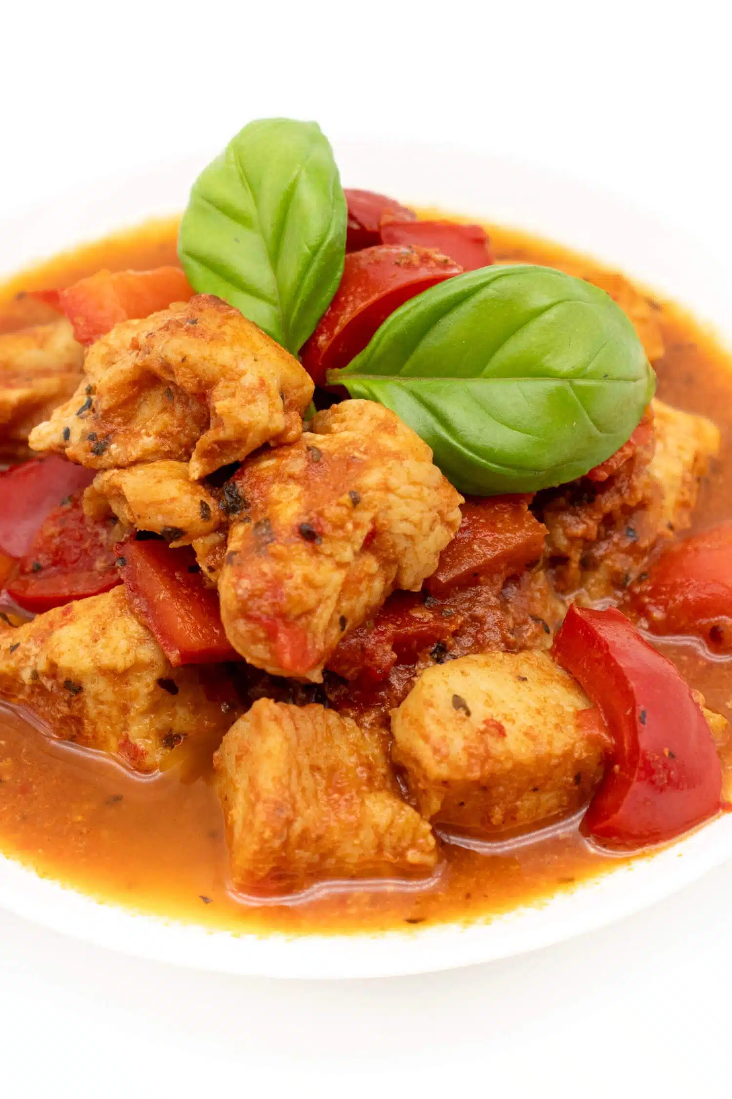 Low Carb Paprika Hähnchen mit Sahne auf weißem Teller serviert
