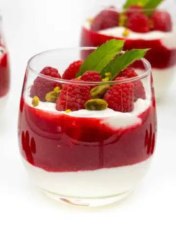 Skyr Dessert im Glas mit Himbeeren einfach und schnell