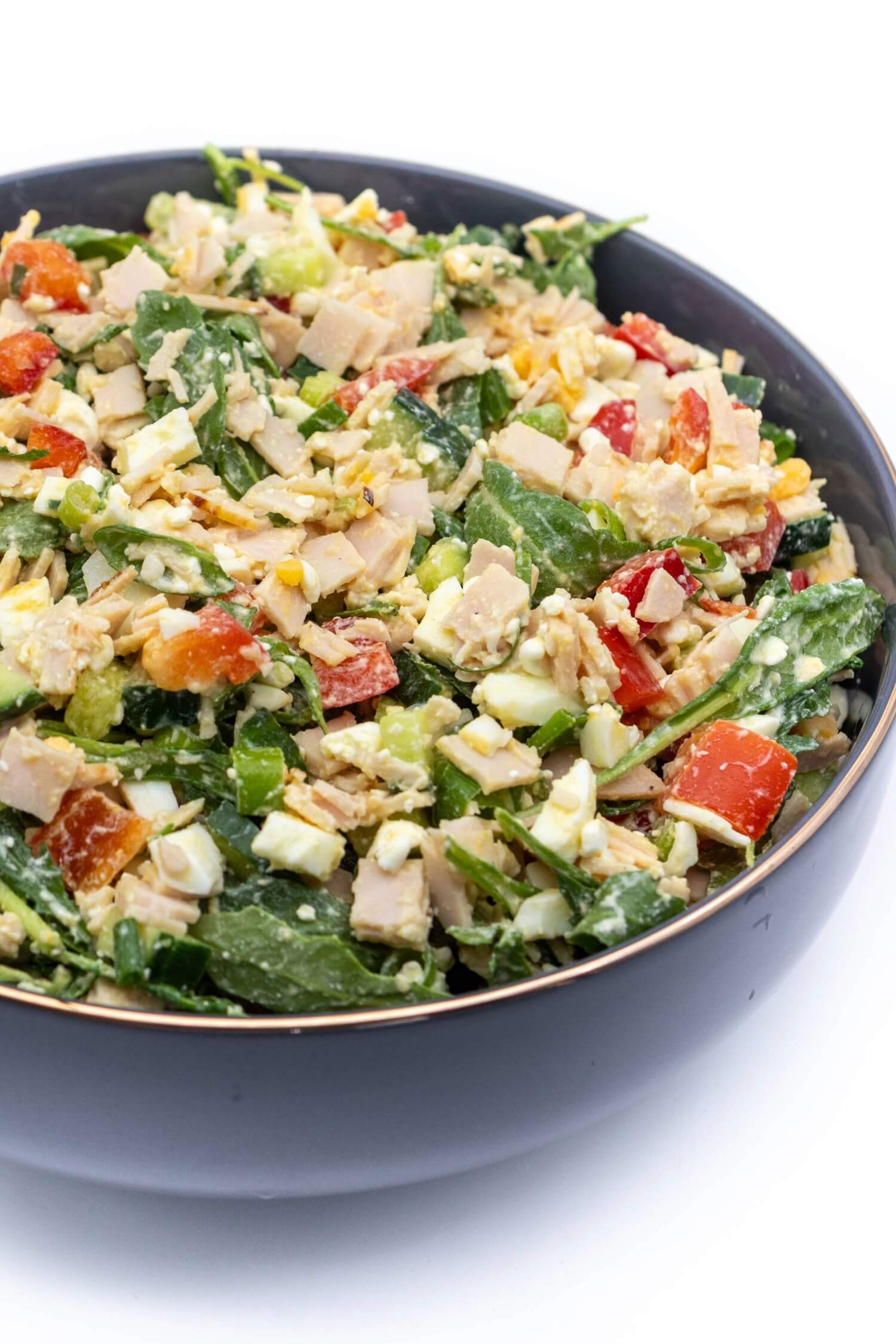 Hüttenkäse Salat mit Hähnchen und Eiern