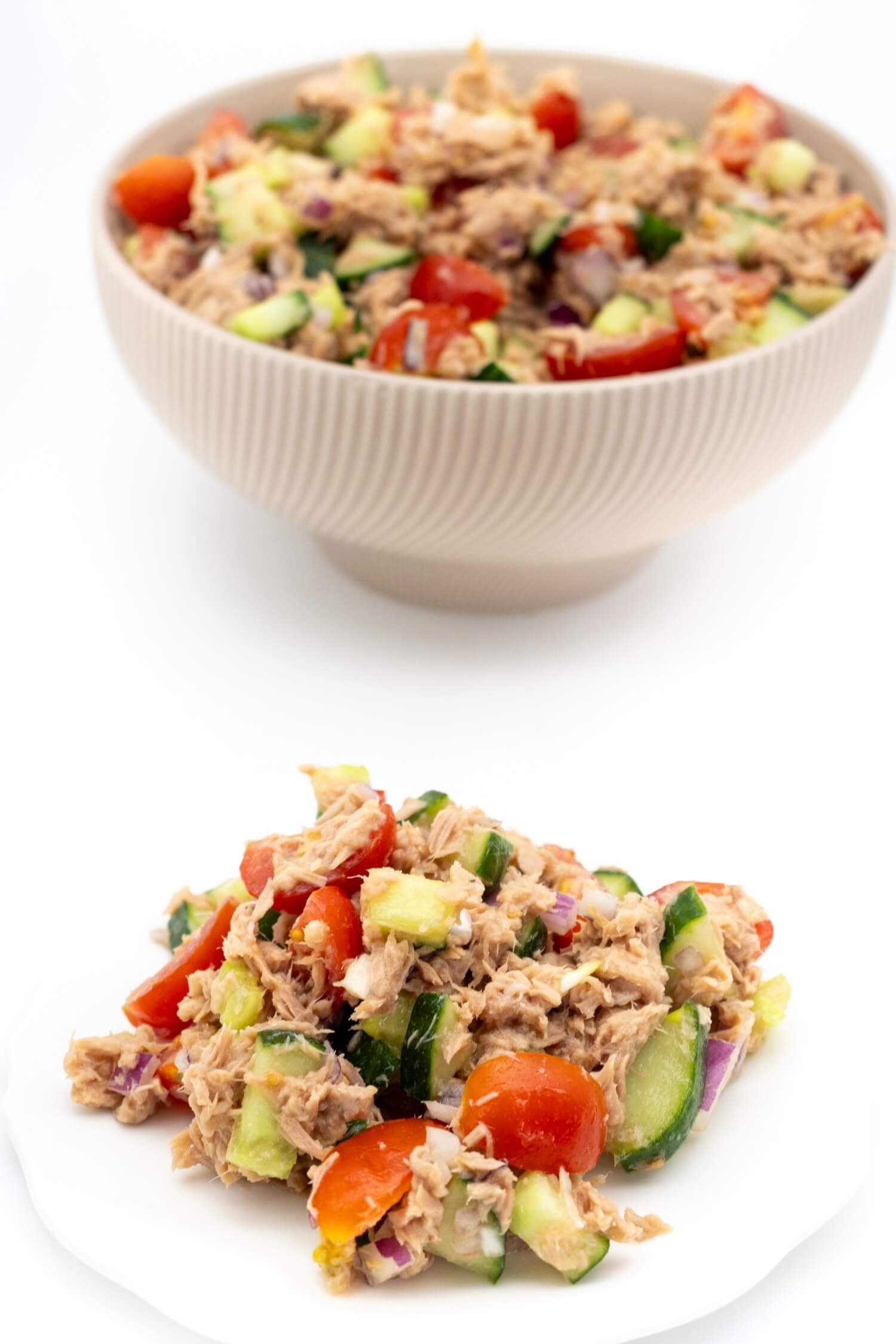 Thunfischsalat zum Abnehmen mit Gurken und Tomaten