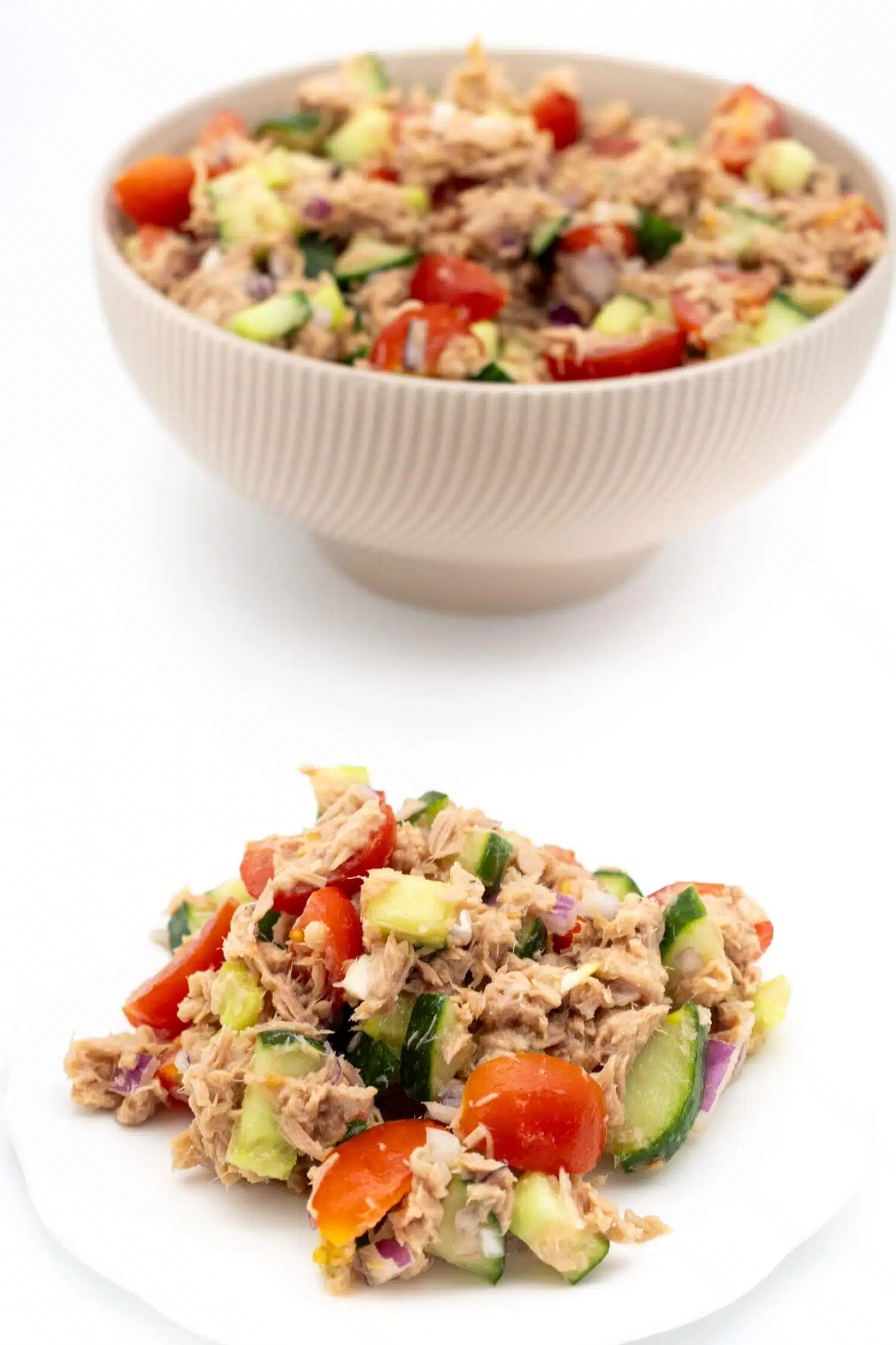 Thunfischsalat zum Abnehmen mit Gurken und Tomaten