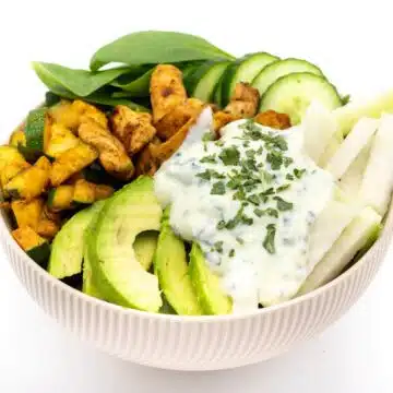 Low Carb Bowl mit Hähnchen und Gemüse Rezept