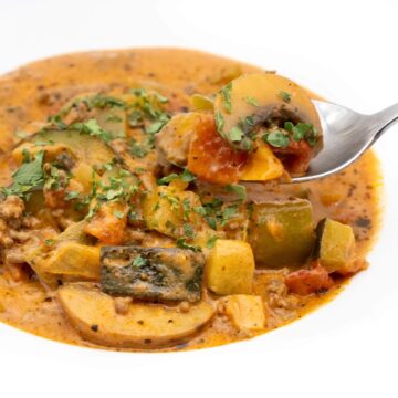 Low Carb Pizzasuppe mit Hackfleisch Rezept