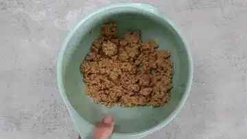 Apfel Streusel Muffins ohne Zucker: Streusel zubereiten