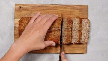 Apfelbrot ohne Zucker anschneiden
