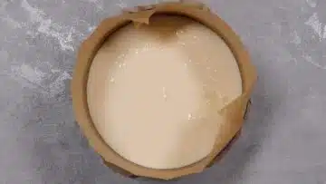 Baskischer Käsekuchen ohne Zucker: Umfüllen