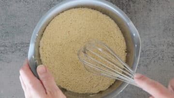 Biskuitboden ohne Zucker: Mischen