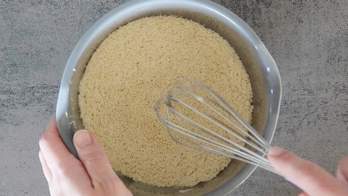 Biskuitboden ohne Zucker: Mischen