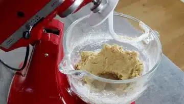 Brot ohne Kohlenhydrate: Kneten