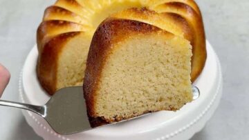 Eierlikörkuchen ohne Mehl und Zucker: Anschneiden