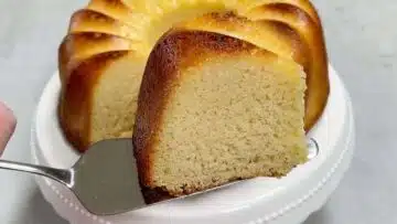 Eierlikörkuchen ohne Mehl und Zucker: Anschneiden