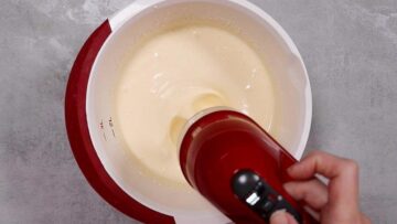 Eierlikörkuchen ohne Mehl und Zucker: Aufschlagen