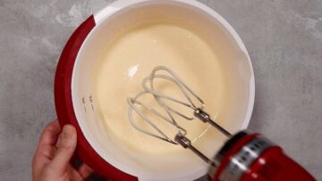 Eierlikörkuchen ohne Mehl und Zucker: Hinzugeben