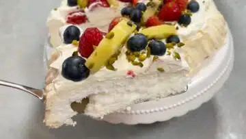 Eiweißkuchen ohne Zucker anrichten