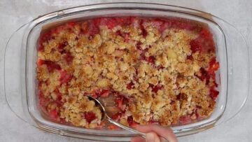 Erdbeer Rhabarber Crumble ohne Zucker: Anrichten