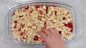 Erdbeer Rhabarber Crumble ohne Zucker: Backen