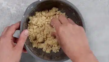 Erdbeer Rhabarber Crumble ohne Zucker: Streusel zubereiten