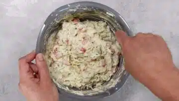 Gemüse Muffins vermengen