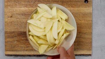 Gesunder Apfelkuchen schneiden