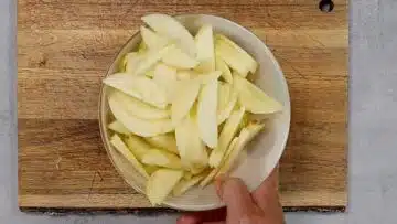 Gesunder Apfelkuchen schneiden