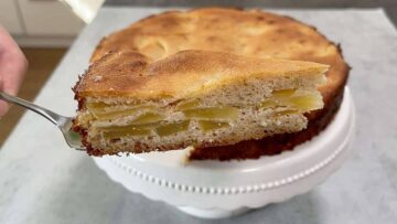 Gesunder Apfelkuchen servieren