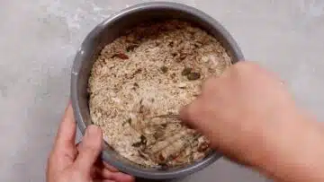 Granola ohne Zucker: Mischen