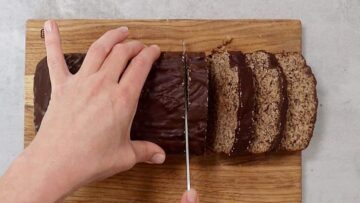 Haselnusskuchen ohne Mehl und Zucker: Anschneiden