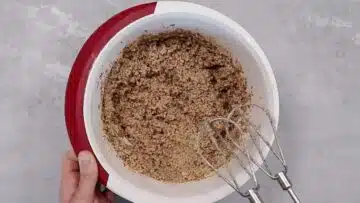 Haselnusskuchen ohne Mehl und Zucker: Rühren