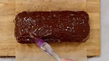 Haselnusskuchen ohne Mehl und Zucker: Überziehen