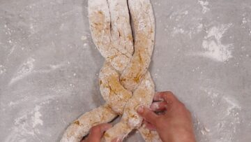 Hefezopf ohne Zucker: Flechten