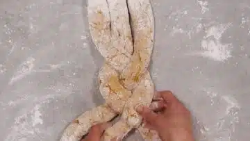 Hefezopf ohne Zucker: Flechten