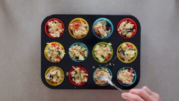 Herzhafte Protein Muffins: in Förmchen verteilen und backen