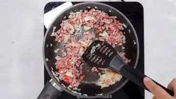 Herzhafter Low Carb Quarkauflauf anbraten