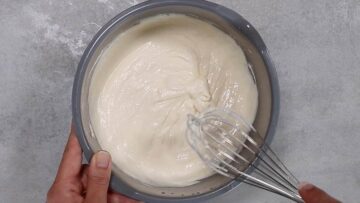 Herzhafter Low Carb Quarkauflauf rühren