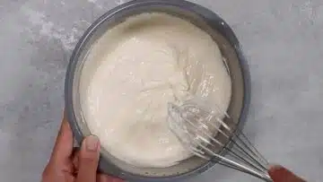 Herzhafter Low Carb Quarkauflauf rühren