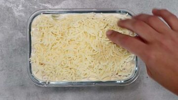 Herzhafter Low Carb Quarkauflauf umfüllen