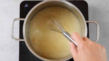 Holunderblütensirup ohne Zucker: Mischen