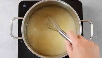 Holunderblütensirup ohne Zucker: Mischen