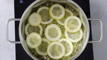 Holunderblütensirup ohne Zucker: Ziehen lassen