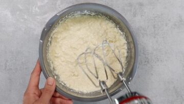 Hüttenkäse Auflauf rühren