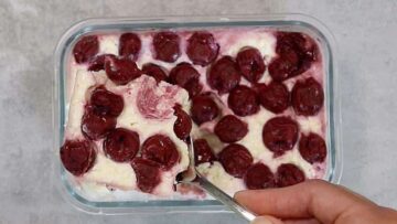 Hüttenkäse Auflauf servieren