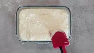 Hüttenkäse Auflauf umfüllen