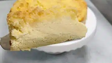 Käse Streuselkuchen ohne Zucker: Anschneiden