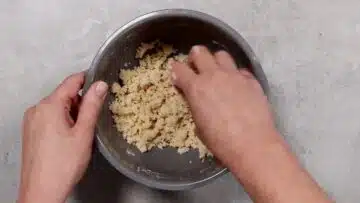 Käse Streuselkuchen ohne Zucker: Streusel zubereiten