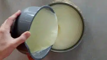 Kalorienarmer Käsekuchen: Teig in eine Springform füllen und Backen