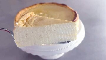 Kalorienarmer Käsekuchen: Kühlen und in Stücke schneiden