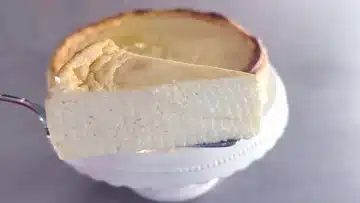 Kalorienarmer Käsekuchen: Kühlen und in Stücke schneiden