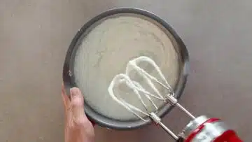Kalorienarmer Käsekuchen: Rühren mit einem Mixer